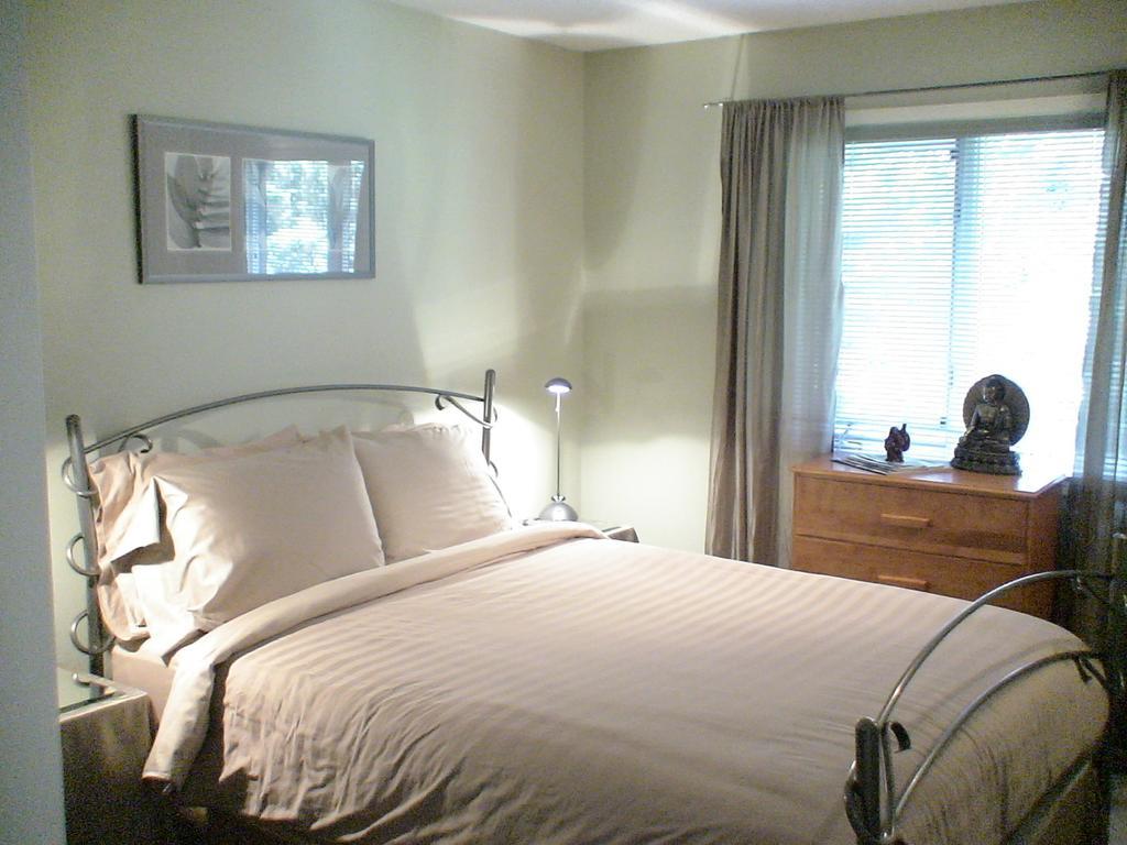Redwood Meadows Bed And Breakfast Bragg Creek Room photo